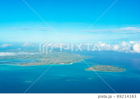下地島発飛行機からの空撮・宮古島と来間島を結ぶ来間大橋と青い海 89214163