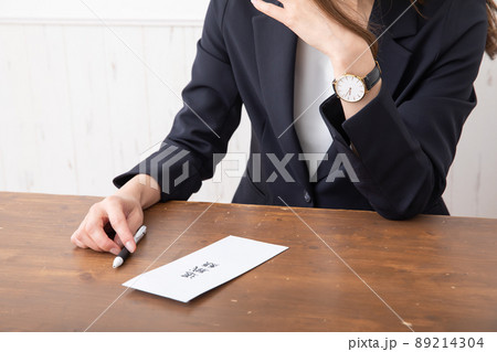 退職願を書く手元　Letter of resignation	 89214304