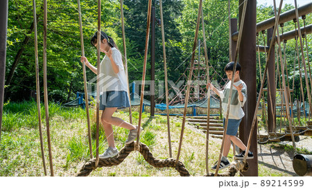 アスレチックで遊ぶアジア人の子供 アスレチックで遊ぶアジア人の子供 89214599