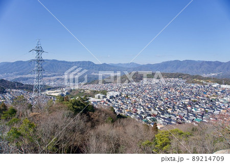 鈴が峰から見た美鈴が丘の住宅街 89214709