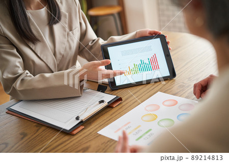 年配の夫婦の家に訪れた営業の女性 89214813