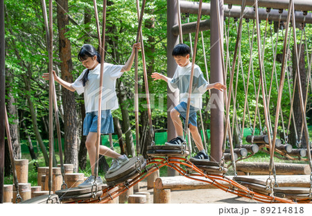 アスレチックで遊ぶアジア人の小学生 89214818