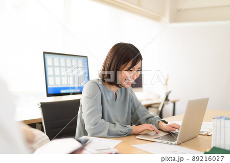 クリエイティブな職場 89216027