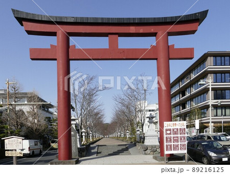 県鎌倉市　鶴岡八幡宮　つるがおかはちまんぐう　源氏の氏神　参道　若宮大路　二の鳥居　2022年3月 89216125