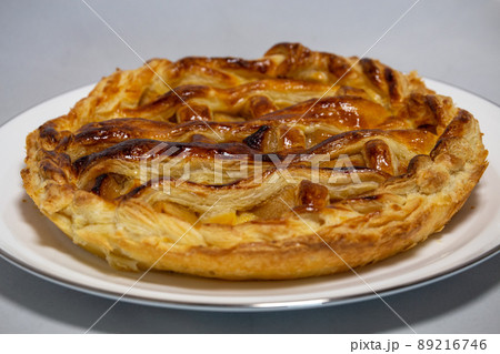 白皿の上の美味しそうな手作りアップルパイ 89216746