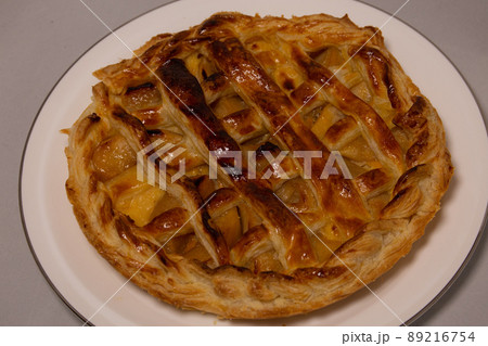 少し焦げた焼きたての自家製アップルパイ 少し焦げた焼きたての自家製アップルパイ 89216754