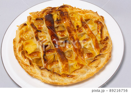 白いお皿に載った焼きたて手作りアップルパイ 白いお皿に載った焼きたて手作りアップルパイ 89216756
