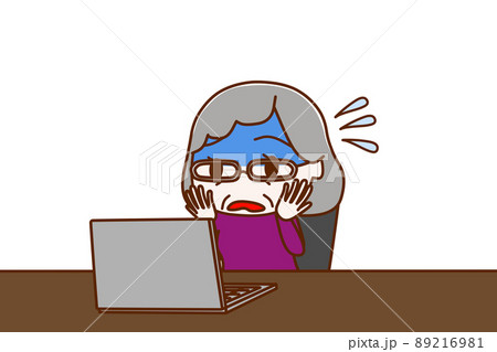パソコン作業でトラブルにあって青ざめて焦っている高齢の女性 89216981