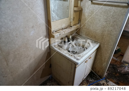 ゴミ屋敷の洗面台 sink of hoarding house ゴミ屋敷の洗面台 sink of hoarding house 89217048