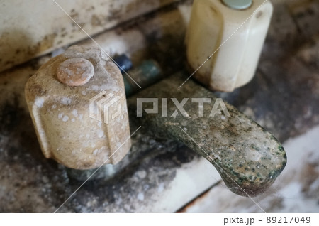 ゴミ屋敷の洗面台 sink of hoarding house 89217049