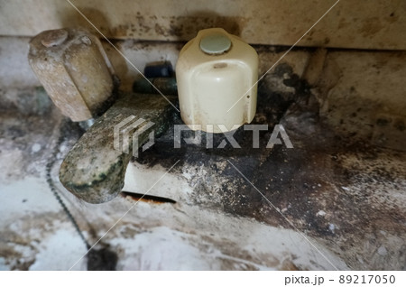 ゴミ屋敷の洗面台 sink of hoarding house 89217050