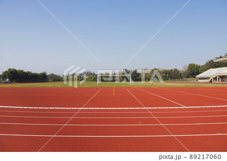 屋外の陸上競技場のトラックレーン Track lane of athletic field 89217060