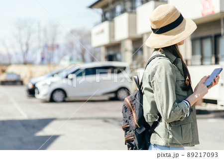 携帯電話を片手に家を探す人 Property search 携帯電話を片手に家を探す人 Property search 89217093