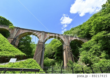 旧信越本線の碓氷峠~横川間の廃線跡のレンガ造りの第3橋梁(めがね橋) 旧信越本線の碓氷峠~横川間の廃線跡のレンガ造りの第3橋梁(めがね橋) 89217415