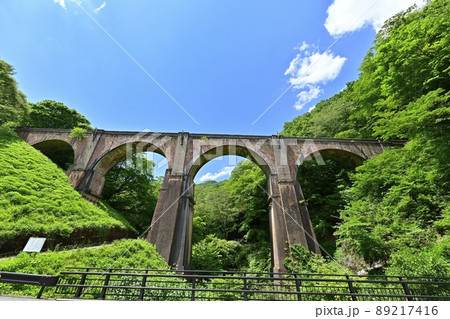 旧信越本線の碓氷峠～横川間の廃線跡のレンガ造りの第3橋梁（めがね橋） 89217416