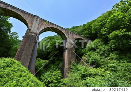 旧信越本線の碓氷峠～横川間の廃線跡のレンガ造りの第3橋梁（めがね橋） 89217419