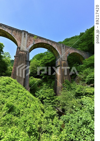 旧信越本線の碓氷峠~横川間の廃線跡のレンガ造りの第3橋梁(めがね橋) 旧信越本線の碓氷峠~横川間の廃線跡のレンガ造りの第3橋梁(めがね橋) 89217420