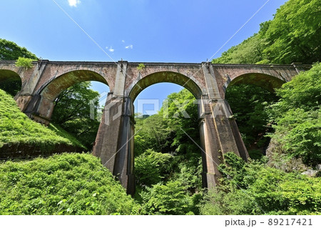 旧信越本線の碓氷峠~横川間の廃線跡のレンガ造りの第3橋梁(めがね橋) 旧信越本線の碓氷峠~横川間の廃線跡のレンガ造りの第3橋梁(めがね橋) 89217421