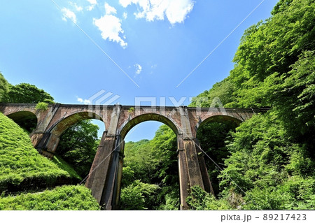 旧信越本線の碓氷峠～横川間の廃線跡のレンガ造りの第3橋梁（めがね橋） 89217423