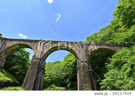 旧信越本線の碓氷峠~横川間の廃線跡のレンガ造りの第3橋梁(めがね橋) 旧信越本線の碓氷峠~横川間の廃線跡のレンガ造りの第3橋梁(めがね橋) 89217424