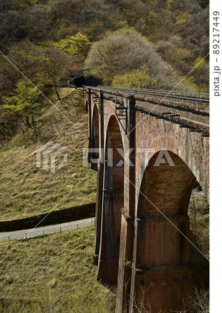 旧信越本線の碓氷峠～横川間の廃線跡のレンガ造りの第3橋梁（めがね橋） 89217449