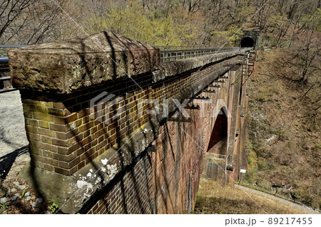 旧信越本線の碓氷峠～横川間の廃線跡のレンガ造りの第3橋梁（めがね橋） 89217455