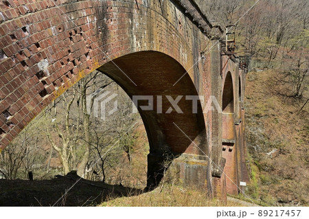 旧信越本線の碓氷峠~横川間の廃線跡のレンガ造りの第3橋梁(めがね橋) 旧信越本線の碓氷峠~横川間の廃線跡のレンガ造りの第3橋梁(めがね橋) 89217457