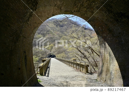 旧信越本線の碓氷峠~横川間の廃線跡の5号トンネルからレンガ造りの第3橋梁(めがね橋)の線路跡 旧信越本線の碓氷峠~横川間の廃線跡の5号トンネルからレンガ造りの第3橋梁(めがね橋)の線路跡 89217467