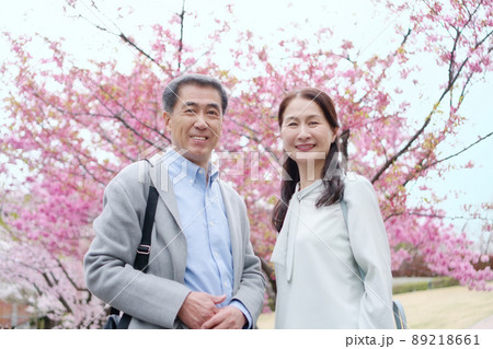 桜の名所を観光するシニアの夫婦 89218661
