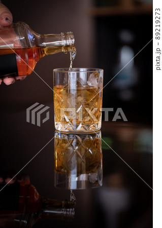 グラスに注がれるウィスキー　alcohol 89219273