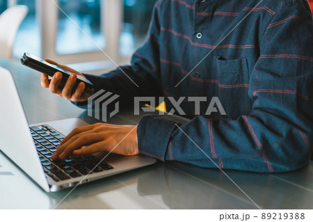 若い男性とノートパソコンとスマホ 89219388