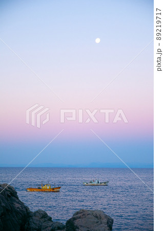 土佐湾上空の有明の月と漁船2 高知県安芸市 土佐湾上空の有明の月と漁船2 高知県安芸市 89219717