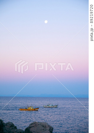 土佐湾上空の有明の月と漁船3 高知県安芸市 土佐湾上空の有明の月と漁船3 高知県安芸市 89219720