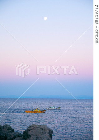 土佐湾上空の有明の月と漁船5 高知県安芸市 土佐湾上空の有明の月と漁船5 高知県安芸市 89219722