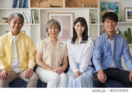 四人家族の集合写真 四人家族の集合写真 89220065