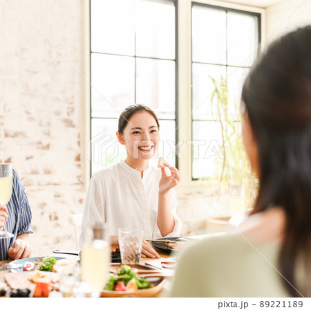 食事をする若い女性たち 89221189