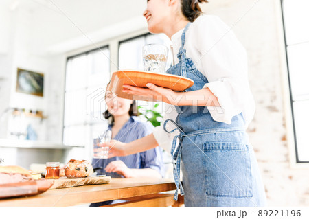 働くウェイトレスさん 働くウェイトレスさん 89221196