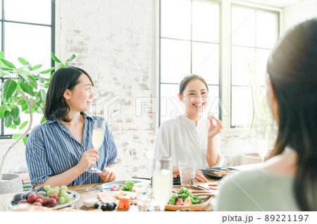 ランチパーティーをする女性たち ランチパーティーをする女性たち 89221197