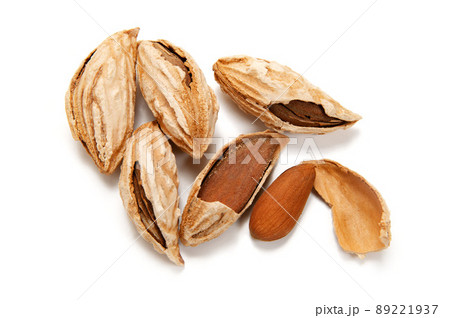 キルギスの野生の殻付きアーモンド 89221937