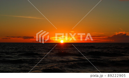 沖縄県北谷町砂辺海岸での夕日 沖縄県北谷町砂辺海岸での夕日 89222905
