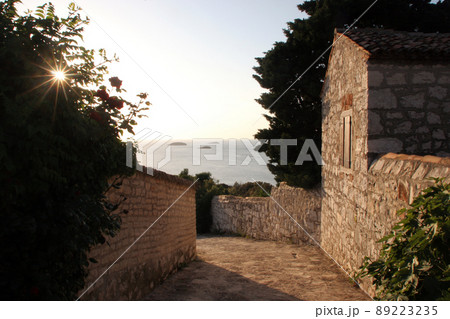 Old courtyard house - Alley in a Mediterranean village 89223235