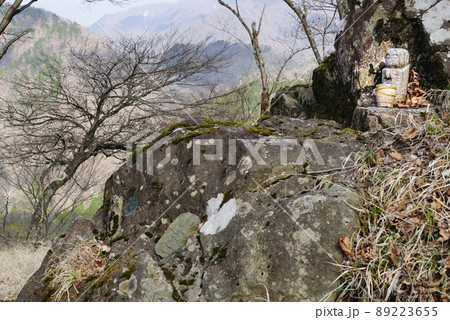 登山者を見守るお地蔵さん 89223655