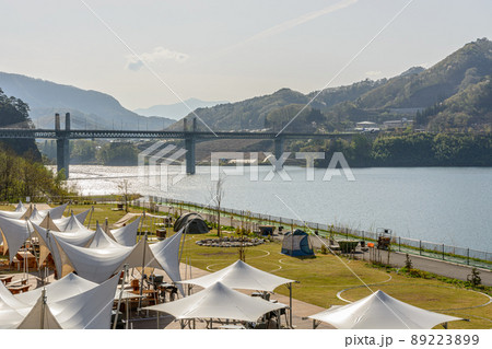 太陽眩しい湖に架かる橋 89223899