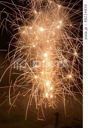夏の思い出　美しい火花の打ち上げ花火 89224850