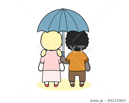相合傘をする私服の男女の後ろ姿のイラスト（黒人男性と白人女性） 89224904
