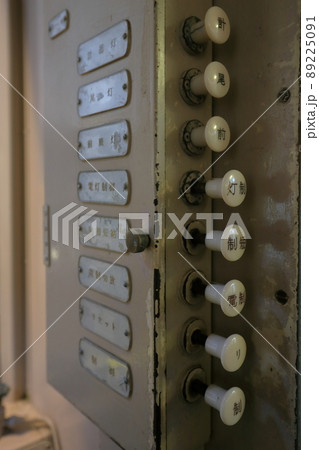 地下鉄電車の運転席(レトロでんしゃ館 黄電、地下鉄100形 愛知県 日進市) 地下鉄電車の運転席(レトロでんしゃ館 黄電、地下鉄100形 愛知県 日進市) 89225091