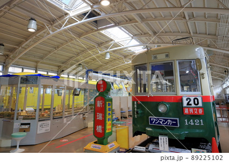市電の展示（レトロでんしゃ館　市電1400形、1421号　愛知県 日進市） 89225102