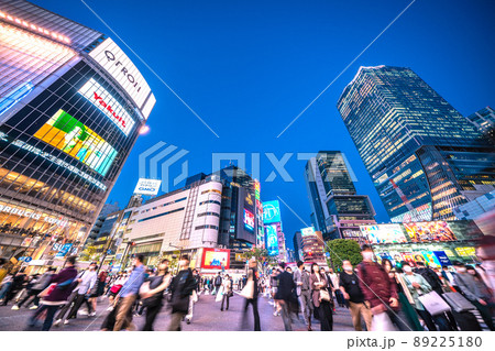 日本の東京都市景観 新系統国内初確認。渋谷は驚愕の人流。新電光掲示板登場（画面正面奥）＝4月28日 89225180