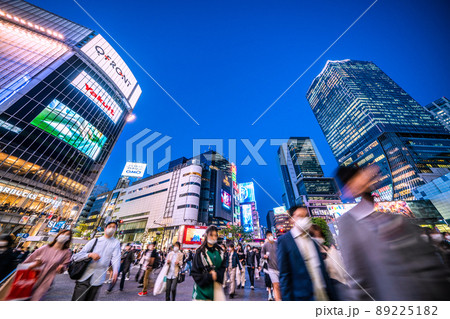 日本の東京都市景観 新系統国内初確認。渋谷は驚愕の人流。新電光掲示板登場(画面正面奥)=4月28日 日本の東京都市景観 新系統国内初確認。渋谷は驚愕の人流。新電光掲示板登場(画面正面奥)=4月28日 89225182
