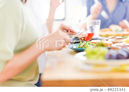 食事をする女性たち 食事をする女性たち 89225341